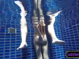 Groot tieten ladyboy tiener pijpen in een zwembad voor anaal x nominale film