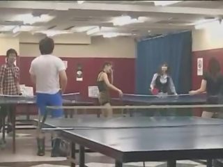 Ubrane kobiety i nadzy mężczyźni amatorzy zobaczyć wyprostowany kutas w publiczne basen gra