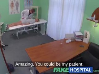 Fakehospital myynti rep pyydettyjen päällä kamera käyttämällä pillua kohteeseen myydä hungover lääkäri pillereitä. lisää päällä ushotcams